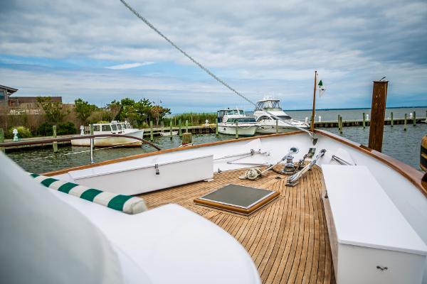 yacht Broward Pilothouse