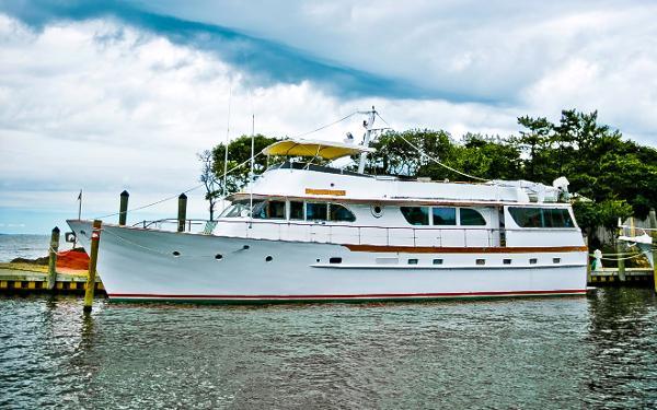 yacht Broward Pilothouse