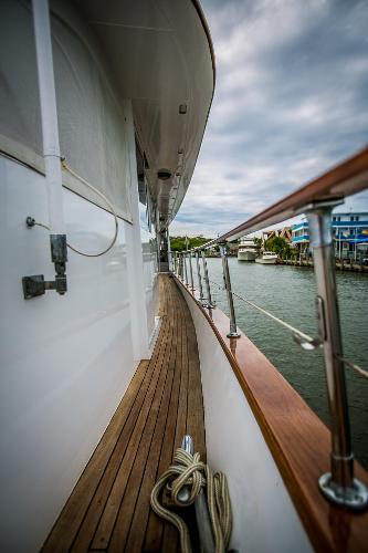 yacht Broward Pilothouse